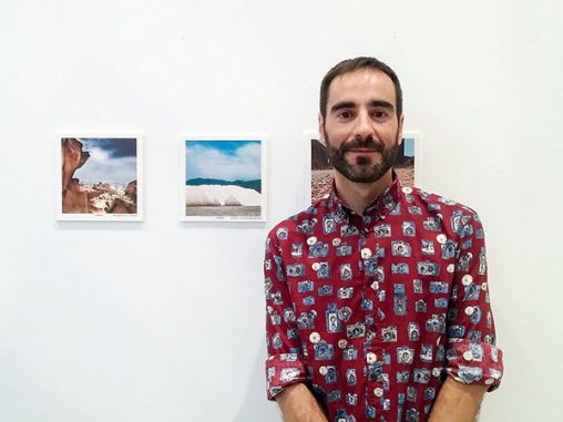 Posando con la foto que ganó el tercer premio del concurso de Instagram del Museo de Almería 2016
