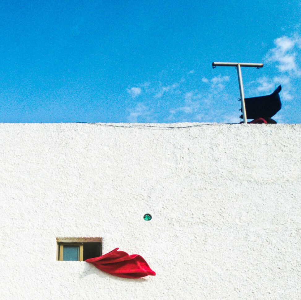 Foto de una toalla roja al viento